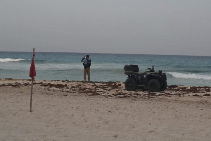 Elementos de seguridad resguardan la playa frente al hotel Nyx, en Cancún, donde un turista británico murió ahogado mientras había bandera roja.