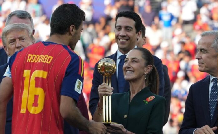 Claudia Sheinbaum entrega el Balón de Oro al futbolista español Rodri durante la ceremonia de premiación del Mundial, acompañada por Donald Trump y otros invitados.