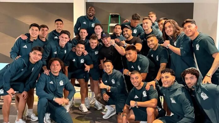 Integrantes de la Selección Mexicana posan junto al influencer SteveWillDoIt durante una visita al Centro de Alto Rendimiento.
