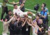 Marruecos desata su poder ofensivo y acaba con el sueño de Canadá Jugadores y cuerpo técnico de Marruecos levantan en hombros a Azzedine Ounahi mientras celebran la clasificación en la cancha.
