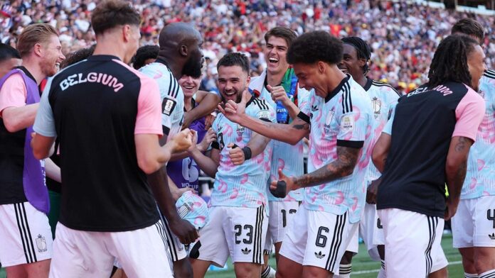 Jugadores de la selección de Bélgica celebran en grupo sobre el terreno de juego tras conseguir la clasificación durante un partido del Mundial.