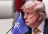 Trump da por terminado el alto al fuego con Irán y llama «escoria» a sus líderes Donald Trump escucha una intervención durante una reunión internacional con un audífono colocado en el oído derecho.