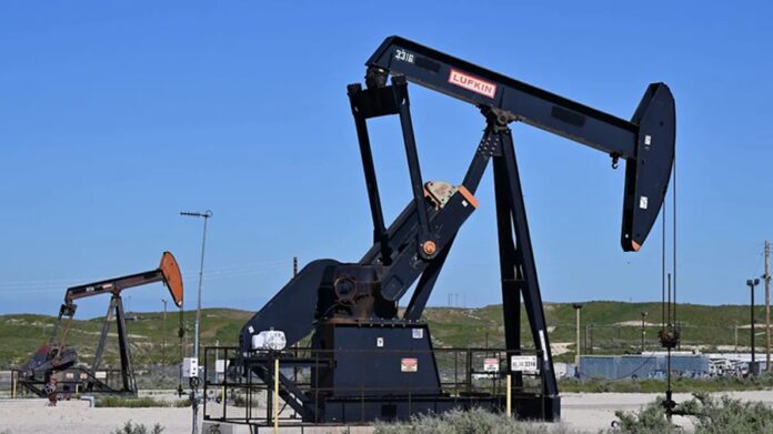 Bombas extractoras de petróleo operan en un campo petrolero, imagen utilizada para ilustrar el comportamiento de los precios internacionales del crudo.