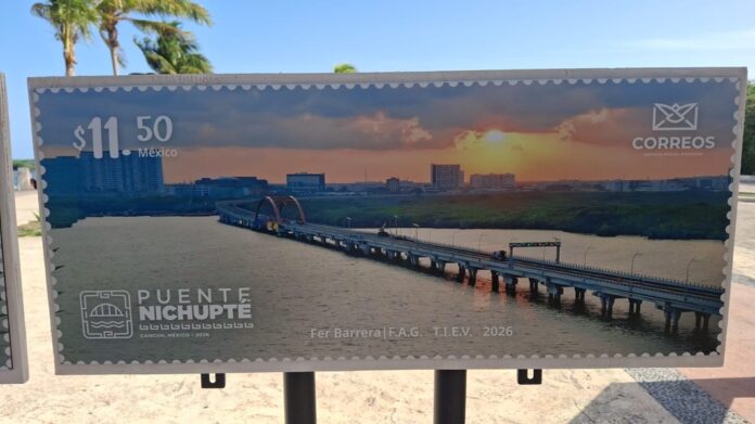 Estampilla conmemorativa del Puente Nichupté emitida por Correos de México con imagen panorámica de la vialidad en Cancún.