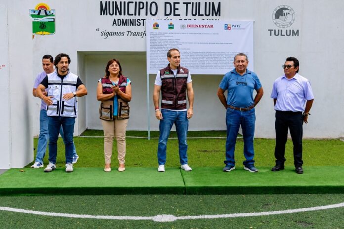 Diego Castañón Trejo y funcionarios municipales realizan un recorrido en la cancha de la Unidad Deportiva de Tulum.