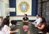 Grupo Modelo invertirá en Playa del Carmen y llevará la Caravana Corona para la final del Mundial 2026 Estefanía Mercado sostiene una reunión de trabajo con representantes de Grupo Modelo en una sala de juntas.