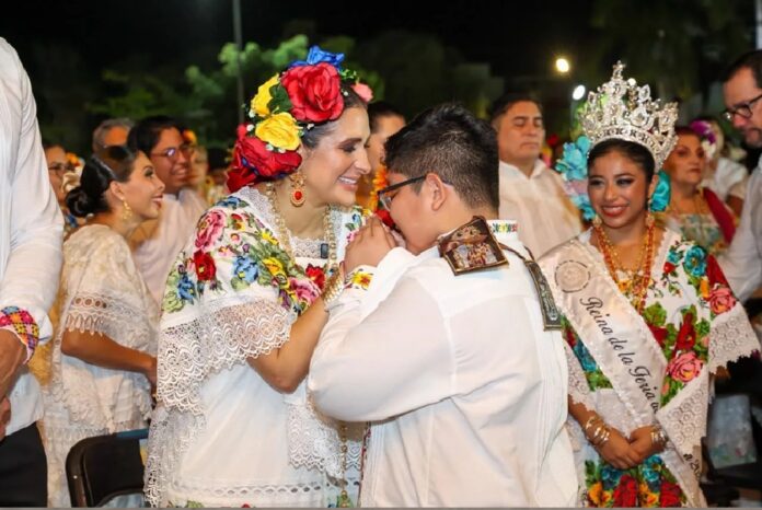Estefanía Mercado saluda a un integrante de un gremio tradicional durante la clausura de la Feria del Carmen 2026 en Playa del Carmen.