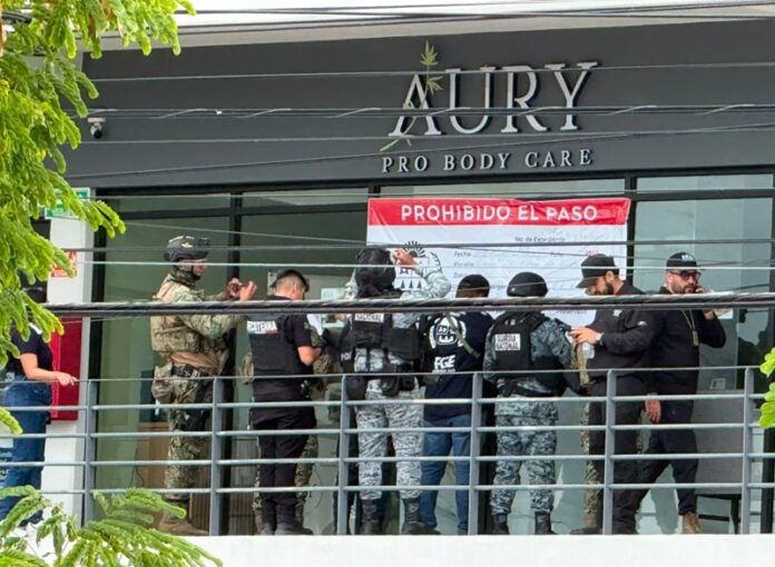 Agentes de la Fiscalía de Quintana Roo y fuerzas de seguridad durante el cateo y aseguramiento de Aury Pro Body Care en Cancún.