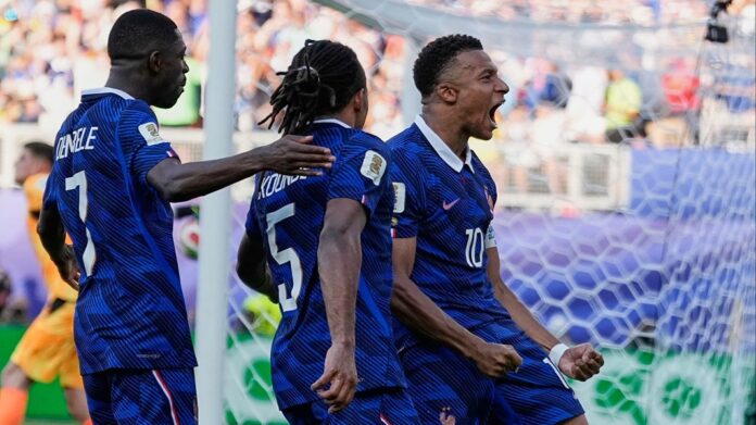 Futbolistas de Francia celebran el gol de Kylian Mbappé durante el partido de octavos de final frente a Paraguay.