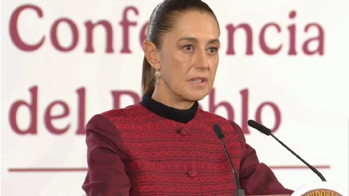 La presidenta Claudia Sheinbaum durante su conferencia matutina desde el Salón Tesorería de Palacio Nacional.