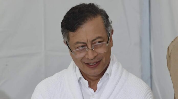 Gustavo Petro sonríe mientras porta una camisa blanca y lentes durante un evento público.