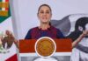 Sheinbaum destaca avances económicos y rechaza acusaciones de Ken Salazar contra gobierno de AMLO La presidenta Claudia Sheinbaum ofrece una conferencia desde un atril con el escudo nacional, mientras gesticula durante su mensaje.