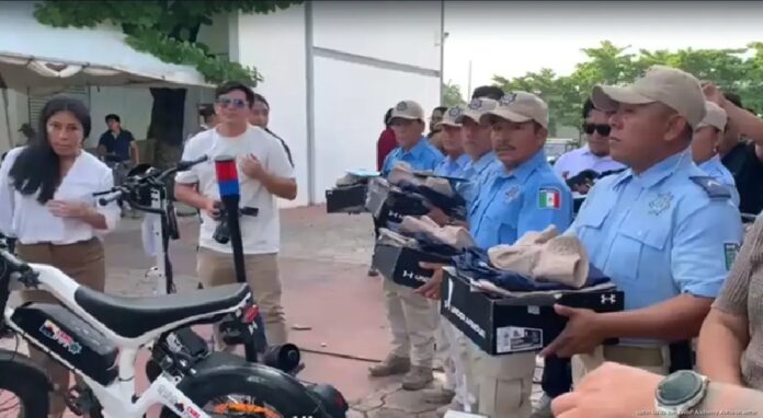 Policías municipales de Cozumel reciben uniformes y equipo de trabajo durante un evento encabezado por el alcalde José Luis Chacón Méndez.