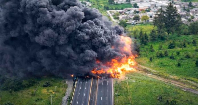 Incendio provocado por la explosión de un contenedor de combustible sobre la carretera México–Veracruz, en Tlaxcala.