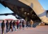 Trump refuerza estrategia migratoria con aviones propios para deportaciones Personas abordan un avión utilizado por autoridades estadounidenses para realizar vuelos de deportación.