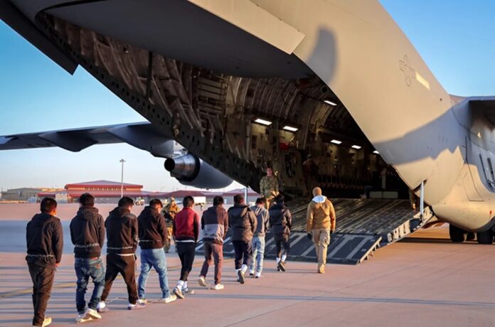 Personas abordan un avión utilizado por autoridades estadounidenses para realizar vuelos de deportación.