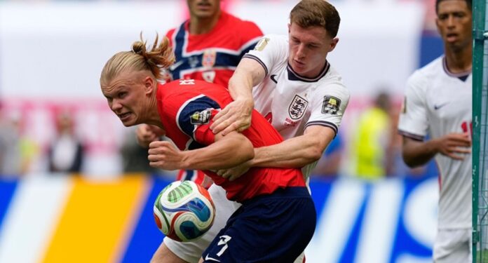 Un jugador de Inglaterra disputa el balón con Erling Haaland durante el partido de cuartos de final del Mundial 2026.