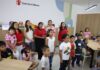 Colectivos denuncian cobros de hasta 3 mil 800 pesos para inscribir estudiantes en bachilleratos de Quintana Roo Niñas y niños en un salón durante una actividad educativa.