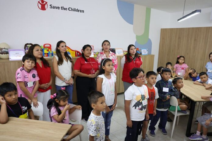 Niñas y niños en un salón durante una actividad educativa.