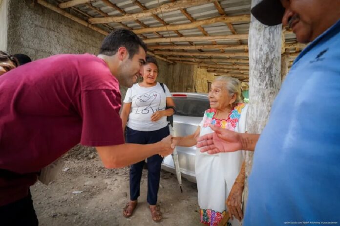 Gino Segura durante un recorrido por una comunidad del municipio de Lázaro Cárdenas.