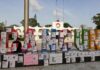 Madres buscadoras llenan Cancún de fichas para mantener viva la búsqueda de desaparecidos Fichas de búsqueda de personas desaparecidas colocadas sobre las letras monumentales de Cancún durante una jornada organizada por el colectivo Verdad, Memoria y Justicia.