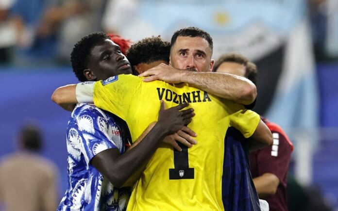Jugadores de Cabo Verde y Argentina se abrazan al finalizar el intenso partido de octavos de final del Mundial 2026, tras un emocionante encuentro que se definió en tiempos extra.