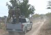 Marinos resultan heridos tras enfrentamientos en Sinaloa confirma Sheinbaum Elementos de la Secretaría de Marina a bordo de camionetas realizan un recorrido de vigilancia sobre un camino de terracería.