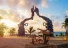 Playa del Carmen se suma a programa internacional para consolidarse como Destino Turístico Inteligente Escultura del Portal Maya frente al mar en Playa del Carmen durante el atardecer, con palmeras y cielo parcialmente nublado. Foto: Gobierno de Playa del Carmen.