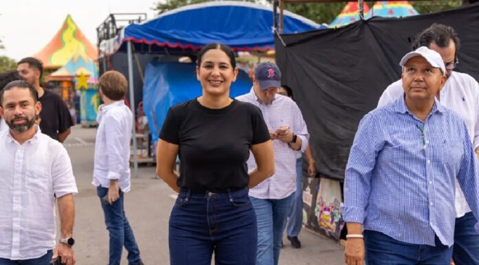 Estefanía Mercado recorre el Recinto Ferial durante los preparativos de la Feria del Carmen 2026 en Playa del Carmen.