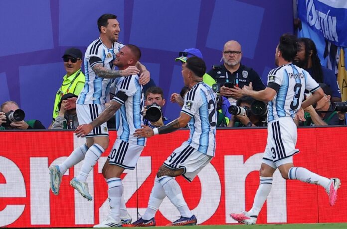 Jugadores de Argentina celebran uno de los goles durante el partido de cuartos de final ante Suiza en el Mundial 2026.