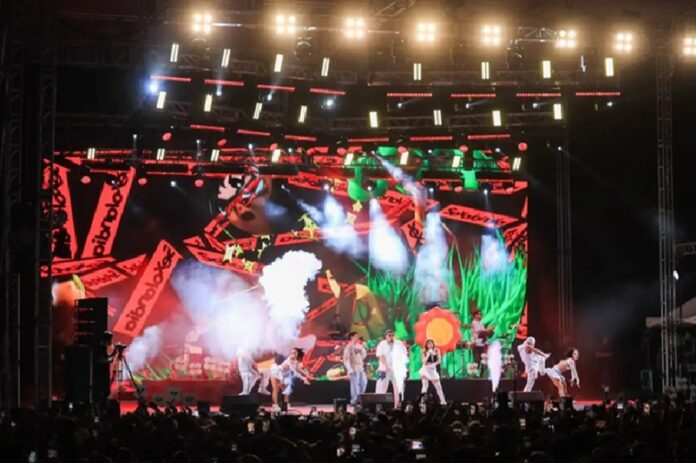 Cachirula y Loojan se presentan en el escenario principal de la Feria del Carmen ante miles de asistentes durante un concierto nocturno.