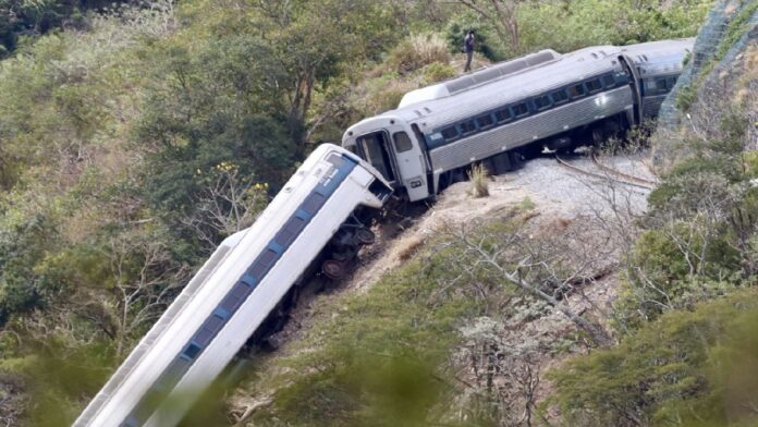 Vagones del Tren Interoceánico fuera de posición sobre las vías en una zona montañosa de Oaxaca.
