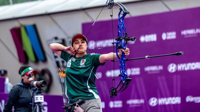 La arquera mexicana Mariana Bernal participa en una competencia internacional de tiro con arco antes de recibir la sanción por dopaje.