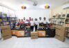 Blanca Merari equipa bibliotecas públicas de Puerto Morelos con computadoras y mobiliario Autoridades municipales posan dentro de una biblioteca junto al equipo de cómputo, escritorios y mobiliario entregado.