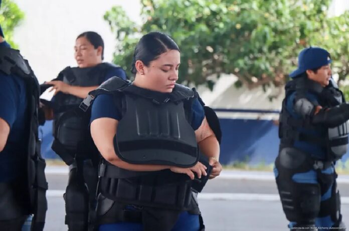 Aspirantes a la Policía Municipal de Playa del Carmen se colocan equipo de protección durante una jornada de capacitación.