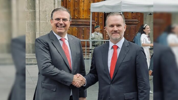 Jamieson Greer y Marcelo Ebrard se saludan durante un encuentro oficial previo a las negociaciones del T-MEC.