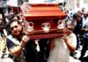 Despiden a Alejandro Leyva mientras la FGR investiga su asesinato Colegas y familiares cargan el féretro del periodista Alejandro Leyva durante su funeral en Oaxaca.