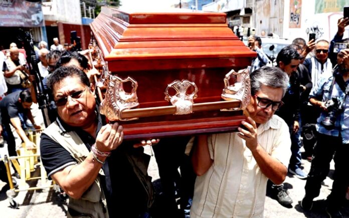 Colegas y familiares cargan el féretro del periodista Alejandro Leyva durante su funeral en Oaxaca.