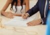 Quintana Roo elimina restricciones discriminatorias para contraer matrimonio Pareja firma documentos para contraer matrimonio civil, tras la reforma en Quintana Roo que elimina restricciones relacionadas con discapacidad y enfermedades.