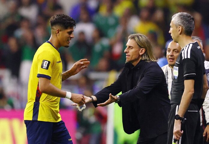 Directivos y jugadores de Ecuador dialogan con integrantes del cuerpo arbitral al finalizar el partido ante México, tras los incidentes denunciados por la Federación Ecuatoriana de Futbol.