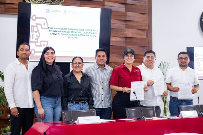 Estefanía Mercado y regidores muestran los acuerdos aprobados durante la sesión ordinaria del Cabildo de Playa del Carmen.