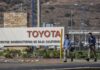 Toyota trasladará producción de la Tacoma de Tijuana a Texas con inversión de 3 mil 600 millones de dólares Entrada de la planta Toyota Motor Manufacturing de Baja California mientras trabajadores caminan frente al acceso principal.