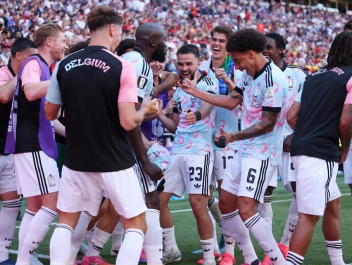 Jugadores de Bélgica celebran sobre la cancha imitando el característico baile de Donald Trump tras eliminar a Estados Unidos.