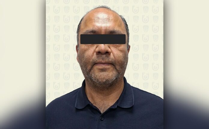 Fotografía de un hombre con una franja negra sobre los ojos difundida por la Fiscalía de la Ciudad de México.