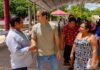 Diego Castañón atiende de primera mano las necesidades de Sahcab Mucuy Diego Castañón Trejo dialoga con habitantes de Sahcab Mucuy durante una gira de trabajo para atender necesidades de la comunidad de Tulum.