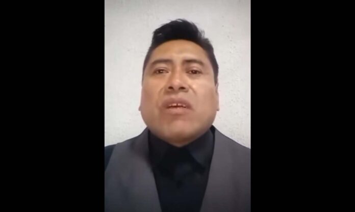 Alberto Israel Jasso Cruz aparece en un video grabado antes de su fallecimiento, mientras dirige un mensaje.