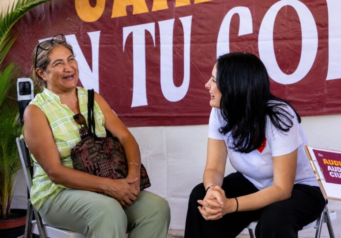 Estefanía Mercado conversa con una ciudadana durante la jornada de Chambamanía en Playa del Carmen.