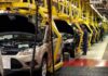 Aranceles de Trump promueven la producción automotriz entre México y Estados Unidos Vehículos Ford avanzan por una línea de ensamblaje mientras trabajadores realizan labores dentro de una planta de producción automotriz.