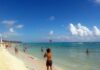 Playa del Carmen recupera el azul de sus playas tras disminuir el arribo de sargazo Bañistas disfrutan de una playa de Playa del Carmen con arena limpia, mar azul y escasa presencia de sargazo.