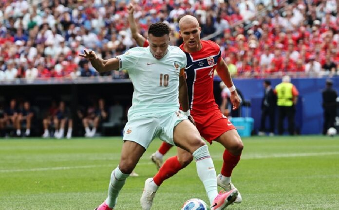 Kylian Mbappé conduce el balón durante el partido de Francia en los dieciseisavos de final del Mundial 2026.